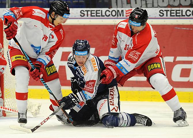 Jakub Galvas a Martin Vyrůbalík v defenzivní práci přes brankou Mory.