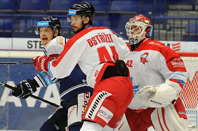 David Ostřížek brání Davida Květoně. Mora vyhrála ve Vítkovicích na nájezdy.