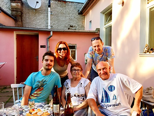 S rodiči, manželem a starším synem.