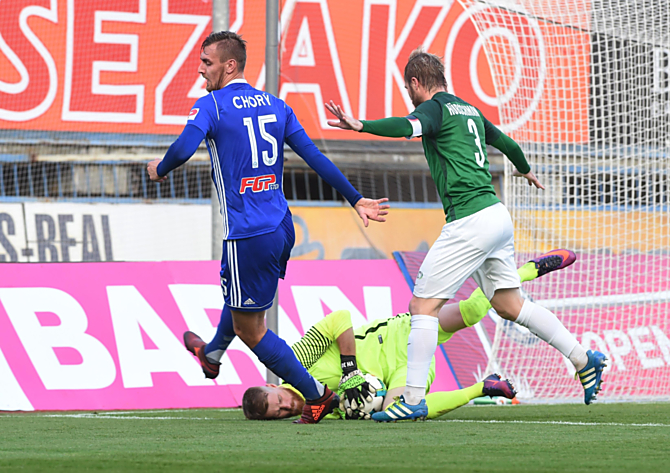 Pozdě. Tomáš Chorý nedokázal být včas u míče, který před ním uklidil do bezpečí brankář Jablonec Vlastimil Hrubý.