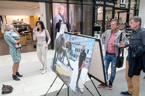 Výstava se táhne prvním patrem. Na zahájení dorazil i ředitel Českého rozhlasu Olomouc Josef Podstata (vpravo) a herec Marek Zahradníček.