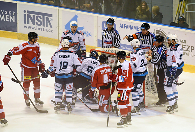 Neuznaná branka. Gól Davida Ostřížka nebyl pro dosažení rukou uznán.