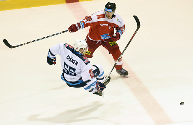 Loni ještě olomoucký Alex Rašner padá na led po tvrdém střetu s útočníkem HC Olomouc Petrem Strapáčem.
