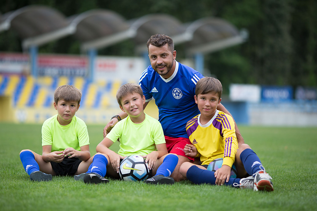 Na kozlovickém fotbalovém hřišti už se potkávají čtyři Záchové.