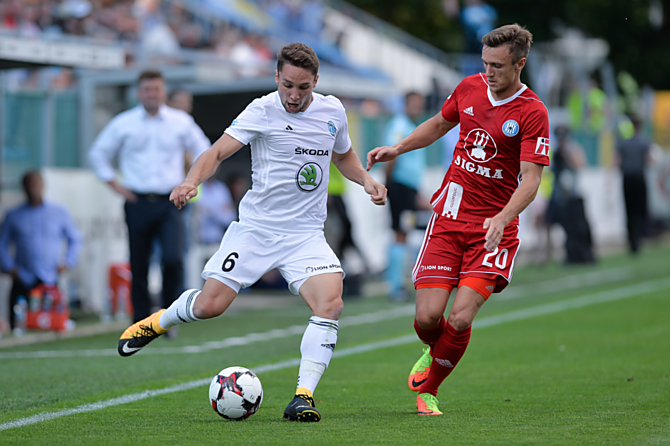 Šimon Falta (v červeném) bude opět útočným triumfem Sigmy v duelu s ostravským Baníkem.