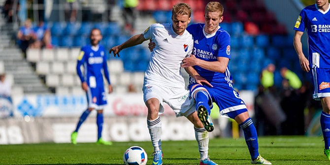 Jakub Plšek v souboji s Mičolou ještě ve vzájemném druholigovém duelu.