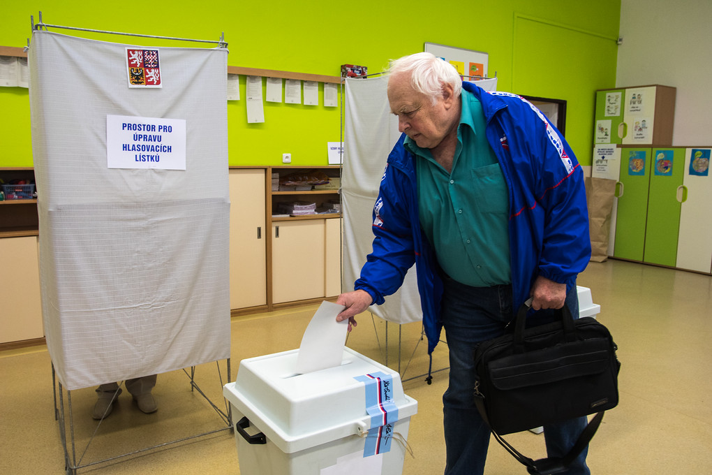 Krátce po druhé hodině ve volební místnosti v základní škole na třídě Spojenců. Během naší asi patnáctiminutové návštěvy odvolilo zhruba deset lidí.