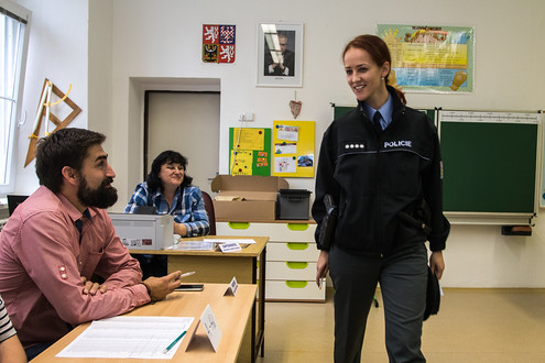 Kontrola veřejného pořádku. Úsměv na rtech sympatické příslušnice svědčí o tom, že pořádek byl v pořádku.