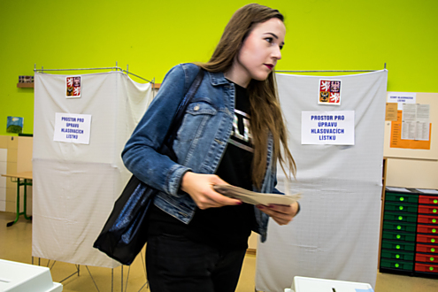 Volební místnosti se dnes zavřou v deset večer. Volit můžete ještě zítra od osmi ráno do dvou hodin odpoledne.