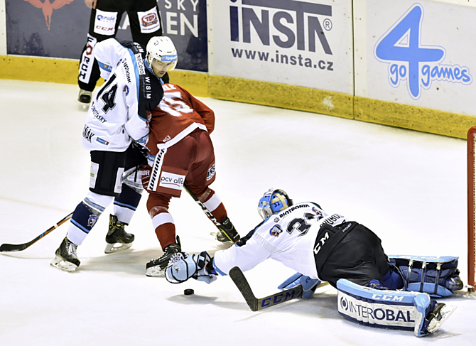 Před brankou. Útočník HCO Jan Eberle se k dorážce nedostal. V presu jej držel obránce Čerešňák.