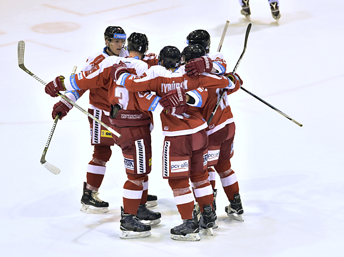 První gól. Dělovka Davida Škůrka skončila v síti a Mora vedla 1:0.