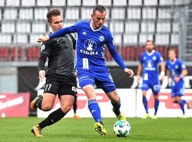 Pavel Moulis v souboji s jabloneckým Považancem v pohárovém zápase Sigmy s Jabloncem.