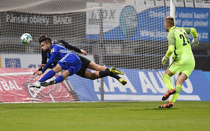 Martin Hála posílá Sigmu do poločasového vedení v poháru s Jabloncem.