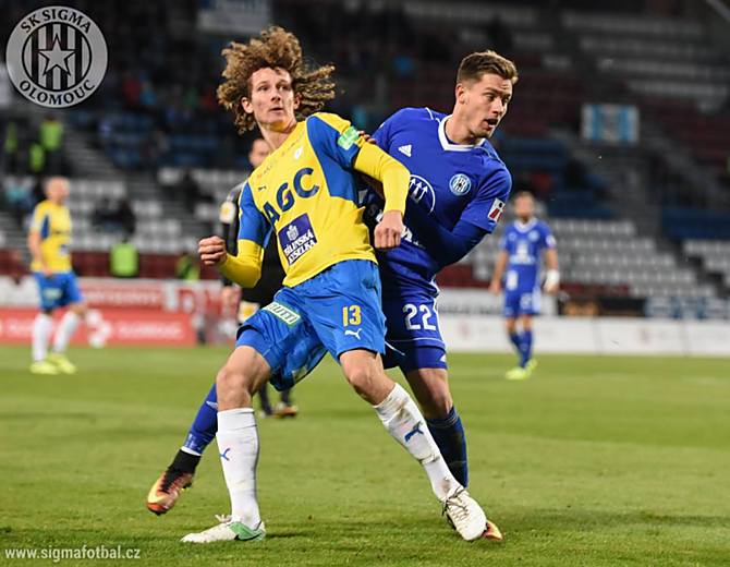 Lukáš Kalvach se v duelu s Teplicemi potkával na hřišti s teplickým Alexem Králem. Většina soubojů končila vítězstvím olomouckého halva.