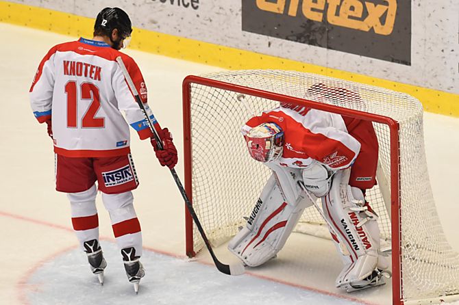 Branislav Konrád v duelu s Litvínovem po třetím gólu ve své síti střídal.