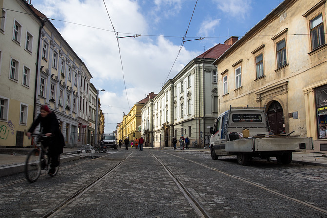 Původně se měl provoz do ulice vrátit už v těchto dnech. Zpoždění způsobily mimo jiné i archeologické nálezy.