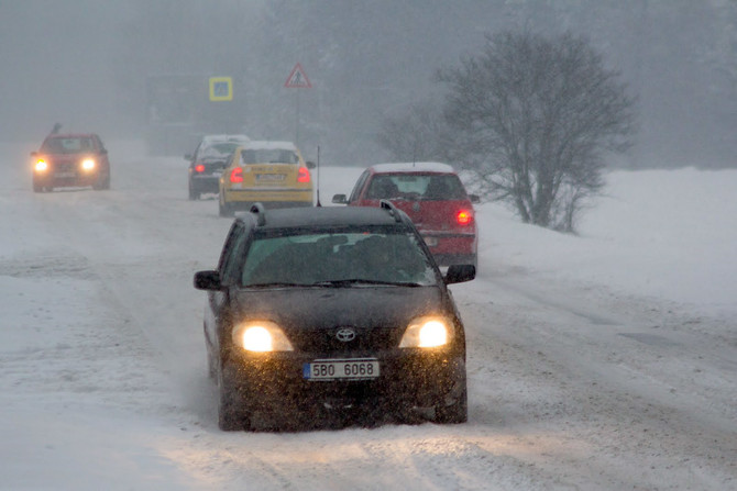 Údržbu dálnic a silnic prvních tříd mají od letoška nově na starosti vysoutěžené soukromé firmy. V Olomouckém kraji je to Eurovia. Krajským silničářům ale zůstávají v péči silnice druhých a třetích tříd.