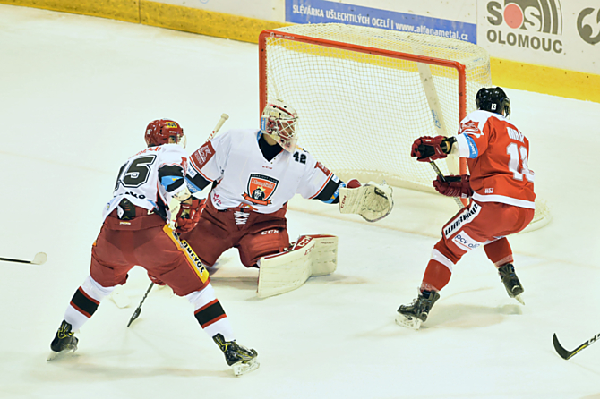Slovenský útočník v dresu HCO Bruno Mráz nepřekonal svého krajana Patrika Rybára v této šanci.