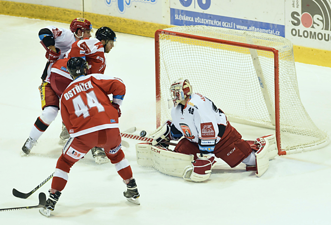 Lukáš Galvas v obrovské šanci v duelu Mory s Mountfieldem. Rybár zázračně zachránil.
