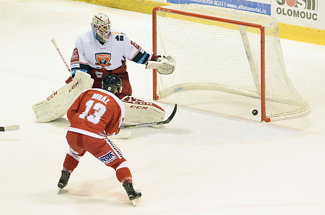 Je tam. Bruno Mráz překonává brankáře Hradce Králové Patrika Rybára. Olomouc tak poráží Mountfield po třech letech.