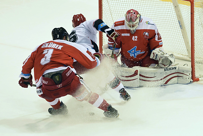 Důležitý moment. Branislav Konrád chytá nájezd Jarůška, za minutu na to skóruje Bruno Mraz a Mora poráží MHK 1:0.