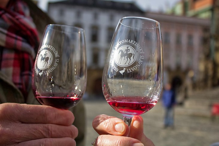 Svatomartinské trhy startují 11. listopadu v 11:00. Přijďte ochutnat mladá vína od patnácti vinařů.