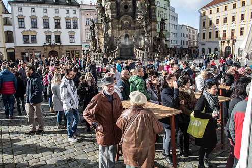 Potřebujete svatomartinskou skleničku. Ta se prodává za padesát korun. Na začátku akce se na ně vytvořila slušná fronta.