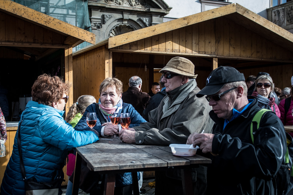 Nejen svatomartinské láká na náměstí. Některé stánky už nabízejí tradiční punč.