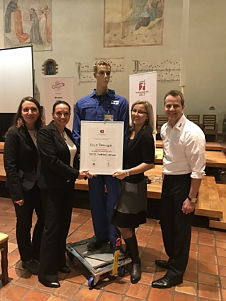 Zástupci společnosti Koyo Bearings při přebírání ocenění