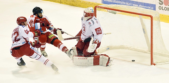 Kanadský útočník ve službách HCO Kevin Sundher dává druhý gól do sítě Ocelářů Třince.