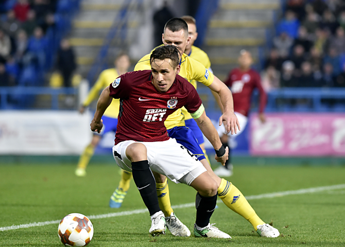 Stoper Zlína Ondřej Bačo v souboji se sparťanským útočníkem Josefem Šuralem. Zlín se Spartou doma remizoval ve 13. kole 2:2.