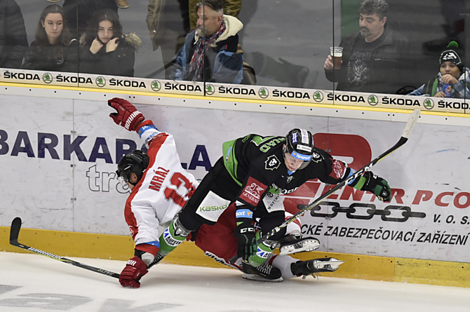 Bruno Mráz v tvrdém souboji u mantinelu s mladoboleslavským Davidem Němečkem.