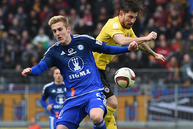 Jakub Plšek v souboji s Lukášem Váchou v posledním vzájemném duelu Sigmy se Spartou v lize v březnu 2016. Tehdy vyhrála na Hané Sparta 2:0. Vácha hraje nyní za Liberec, Jakub Plšek by mohl být gólovým triumfem Sigmy.