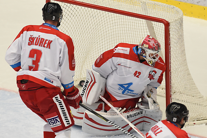 Mora hrála v Jihlavě. Po první třetině vedla, po druhé prohrávala, duel skončil po šedesáti minutách 2:2. V prodloužení získala bod navíc Dukla.