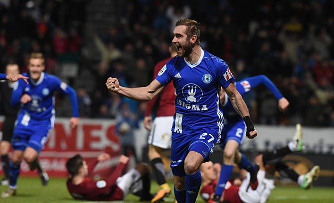 Martin Sladký se raduje z gólové trefy proti Spartě Praha. Sigma vyhrála doma po devatenácti letech nad hosty z Letné...