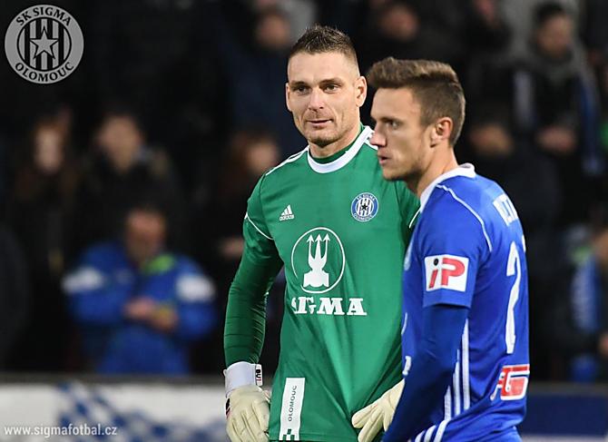 Miloš Buchta se Šimonem Faltou v duelu se Spartou Praha, který Sigmy vyhrála 1:0.