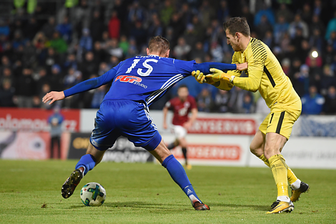 Tomáš Chorý byl při velké šanci držený brankářem Dúbravkou, gól tak z této situace nedal. Proti Spartě dostal čtvrtou žlutou kartu, a tak bude v utkání pod Ještědem Sigmě chybět.