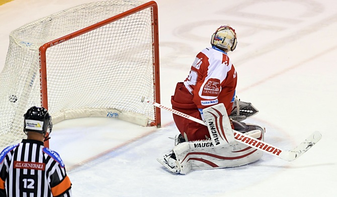 Branislav Konrád inkasoval v první třetině po střele Kauta. 
