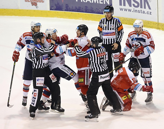 Tvrdost. Před brankou Pardubic bránil spoluhráče Vlacha Vilém Burian.