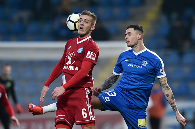 Jakub Plšek se snaží v utkání s Libercem zpracovat míč v souboji s Potočným. Olomoucký záložník mohl dvakrát vyrovnat, ale šance nevyužil.