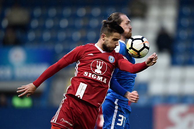 Martin Hála v ostrém souboji o balón s libereckým Milanem Kerbrem.