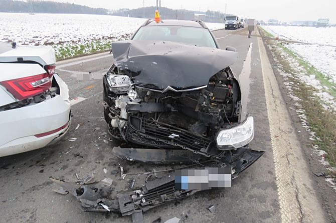 U Krčmaně se srazilo několik aut.