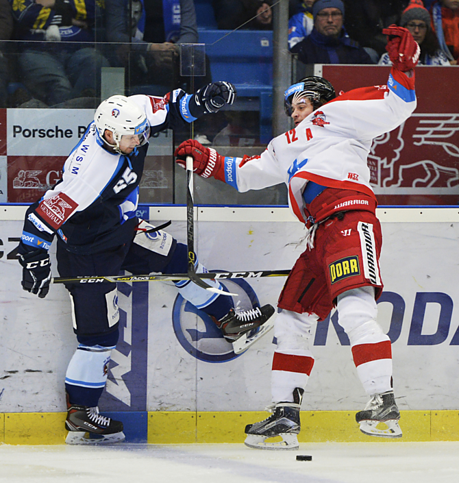 Centr HC Olomouc Jan Knotek v tvrdém souboji s plzeňským Miroslavem Preisingrem.