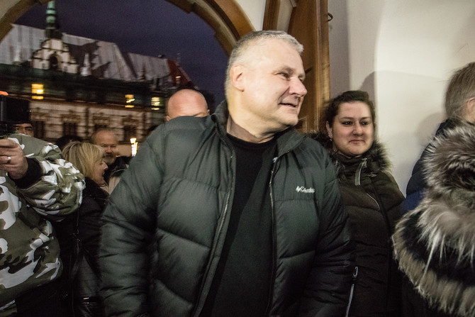 Fronta na autogramiádu Jiřího Kajínka byla dlouhá. A protagonista si počínal jako pravá celebrita. Přišel pozdě a hlavním vchodem.