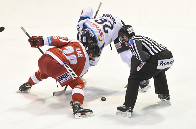 Vhazování. Marek Laš na jednom z mnoha soubojů o rozehrání s Petrem Jelínkem.