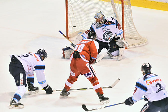 Gólová trefa. František Skladaný překonal brankáře Bílých Tygrů Januse pohotovým bekhendem.