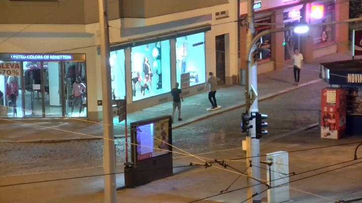 Mladík surfující na značce. I to řešili strážníci v roce 2017...