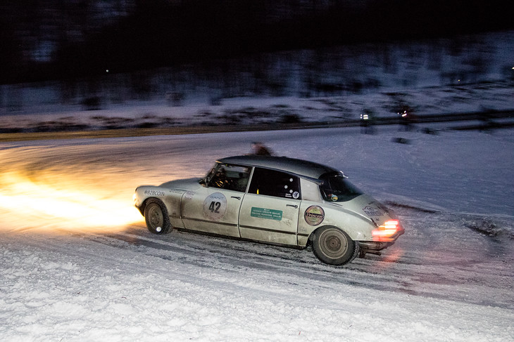 VETERÁNI NA SNĚHU. Leden byl štědrý na sníh. Alespoň v kopcích nad Šternberkem, kde se konala podívaná jménem Winter Trial. Historická auta tu závodila v jízdě do vrchu.