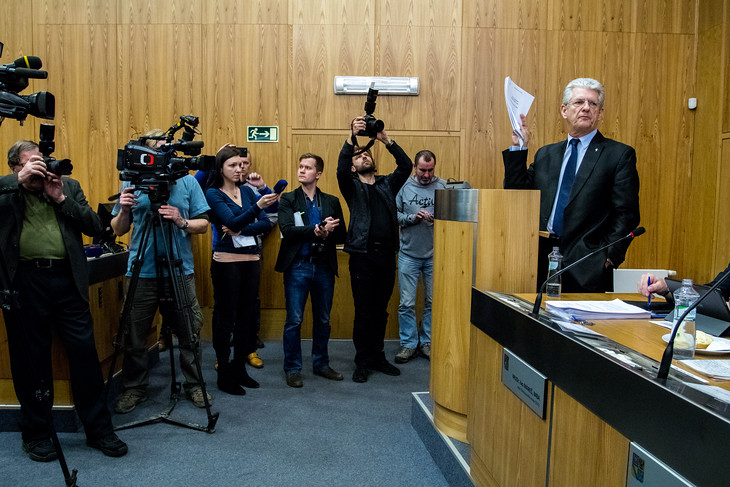 ODSTŘEL HEJTMANA. Bez nadsázky nechutnou událostí byla politická likvidace hejtmana Oto Košty. Známý lékař vyhrál hnutí ANO volby, nehodlal se ale smířit s tím, že by měl být řízen z centrály. A tak musel z kola ven. Jelikož on sám odstoupit odmítl, muselo tento krok učinit zastupitelstvo. Pro odstřel hlasovali i koaliční partneři. Atmosféra studu se dala doslova krájet.