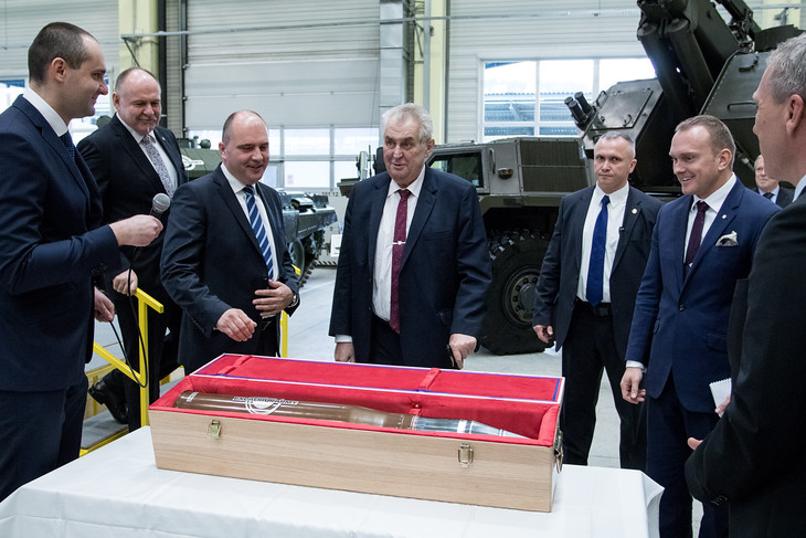 PANZERFAUST PRO PREZIDENTA. Vy jste mi dali pancrfaust! reagoval prezident Zeman na dar, krerý se nejspíš zařadí mezi nejkurióznější, jaké kdy dostal. Ve skutečnosti mu šternberská zbrojovka Excalibur věnovala maketu protitankové střely.